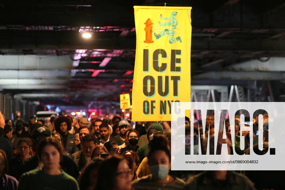 People are participating in a protest against U.S. Immigration and Customs Enforcement (ICE) following a shooting in which a man was wounded by an ICE agent in New York, United States, 08 October 2026. Protest against ICE in New York !ACHTUNG: NUR REDAKTIONELLE NUTZUNG!