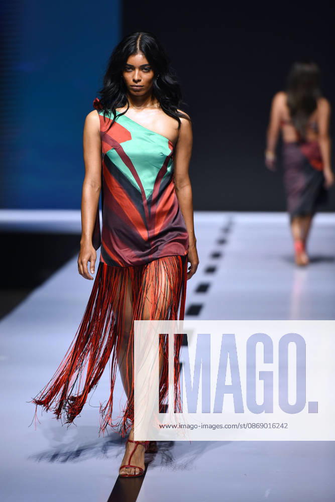 (261009) -- COLOMBO, Oct. 9, 2026 -- A model presents a creation during the Mercedes-Benz Fashion Week Sri Lanka in Colombo, Sri Lanka on Oct. 8, 2026. The event is held here from Oct. 7 to 11. (Photo by Xinhua) SRI LANKA-COLOMBO-FASHION WEEK GayanxSameera