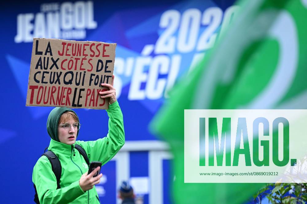 Union members gather at the headquarters of French-speaking liberal party MR, as the trade unions organise a national manifestation against the Federal Government s budgetary measures, under the Keep your hands out of our pockets! (Blijf uit onze zakken! - Pas dans nos poches) moniker, on Friday 9 October 2026 in Brussels. DIRKxWAEM 189217412