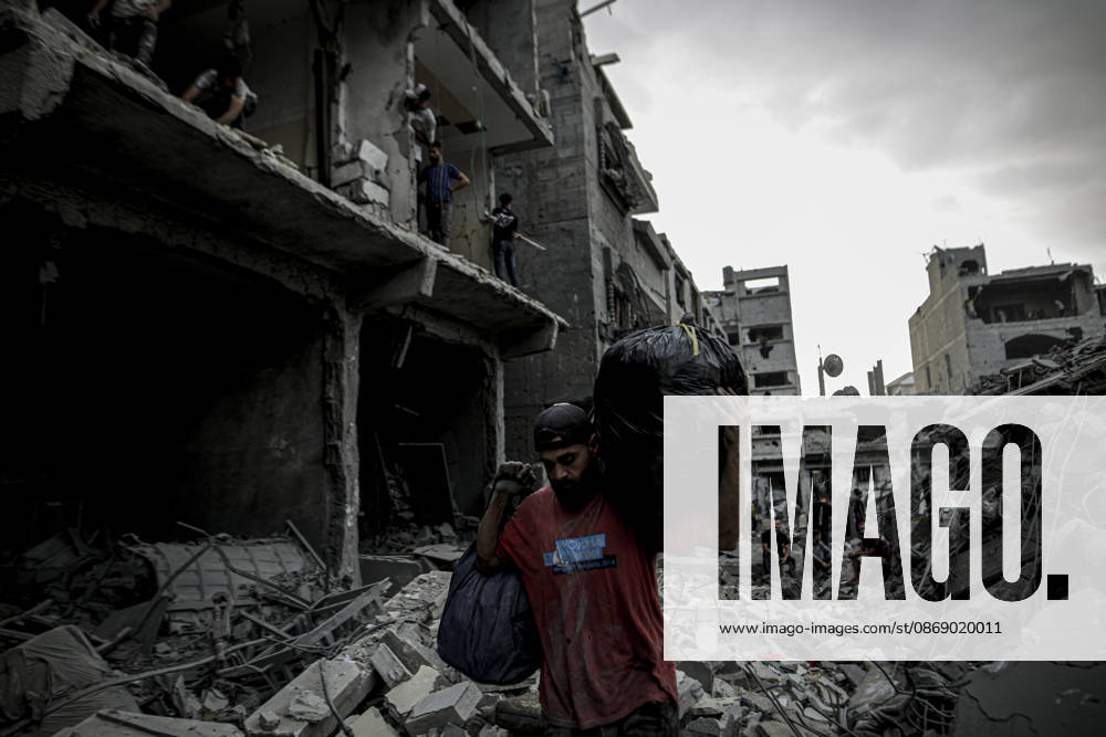Israeli army continues its attacks on Gaza despite the ceasefire GAZA CITY, PALESTINE - OCTOBER 9: Palestinian civilians and emergency responders search through the debris of damaged residential buildings following an Israeli military airstrike in the Sabra neighborhood, south of Gaza City, Palestine on October 9, 2026. Multiple dead and wounded, including women and children, were reported as rescue teams worked under severe resource shortages to extract survivors from beneath destroyed structures. Saeed M. M. T. Jaras Anadolu Gaza City Gaza. Editorial use only. Please get in touch for any other usage.