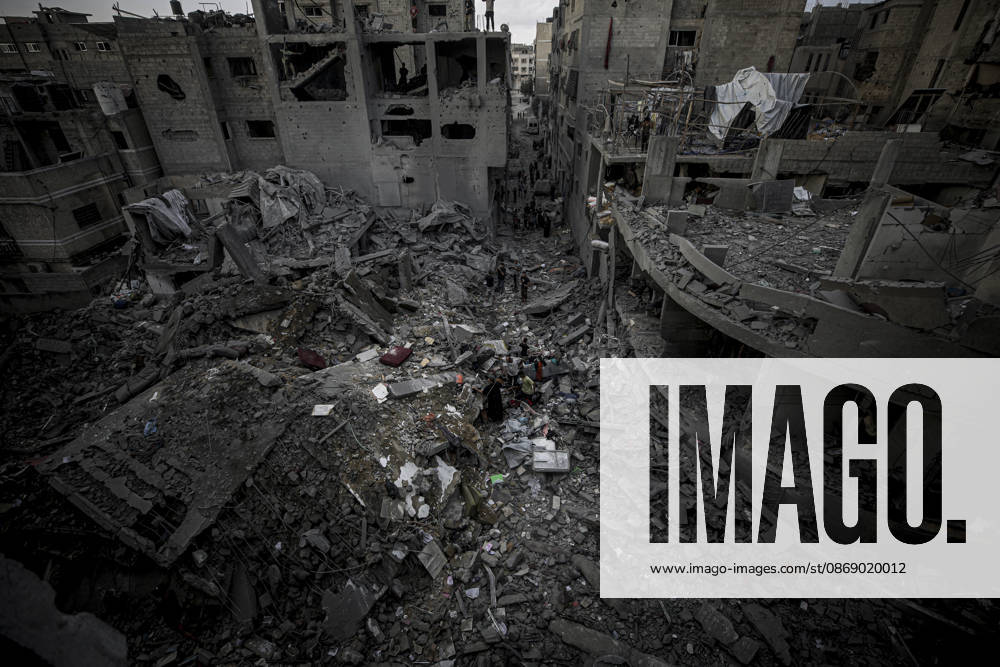 Israeli army continues its attacks on Gaza despite the ceasefire GAZA CITY, PALESTINE - OCTOBER 9: A general view of the destruction as Palestinian civilians and emergency responders search through the debris of damaged residential buildings following an Israeli military airstrike in the Sabra neighborhood, south of Gaza City, Palestine on October 9, 2026. Multiple dead and wounded, including women and children, were reported as rescue teams worked under severe resource shortages to extract survivors from beneath destroyed structures. Saeed M. M. T. Jaras Anadolu Gaza City Gaza. Editorial use only. Please get in touch for any other usage.