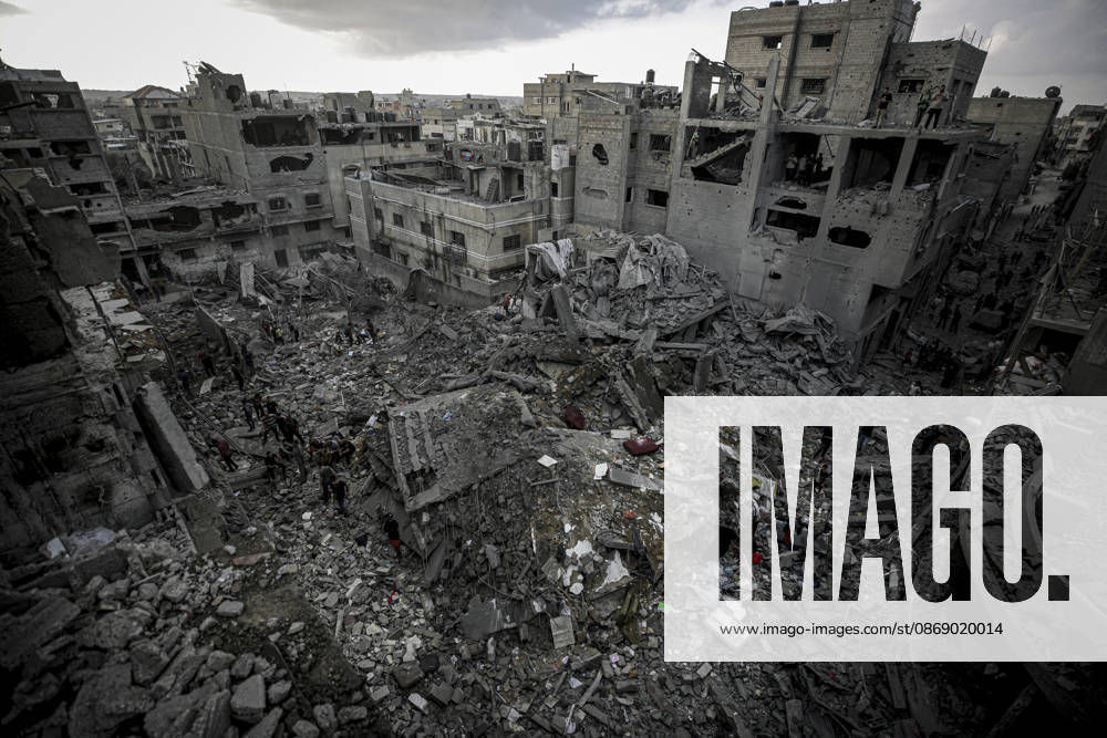 Israeli army continues its attacks on Gaza despite the ceasefire GAZA CITY, PALESTINE - OCTOBER 9: A general view of the destruction as Palestinian civilians and emergency responders search through the debris of damaged residential buildings following an Israeli military airstrike in the Sabra neighborhood, south of Gaza City, Palestine on October 9, 2026. Multiple dead and wounded, including women and children, were reported as rescue teams worked under severe resource shortages to extract survivors from beneath destroyed structures. Saeed M. M. T. Jaras Anadolu Gaza City Gaza. Editorial use only. Please get in touch for any other usage.