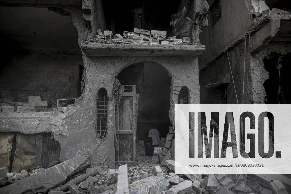 Israeli army continues its attacks on Gaza despite the ceasefire GAZA CITY, PALESTINE - OCTOBER 9: A general view of the destruction as Palestinian civilians and emergency responders search through the debris of damaged residential buildings following an Israeli military airstrike in the Sabra neighborhood, south of Gaza City, Palestine on October 9, 2026. Multiple dead and wounded, including women and children, were reported as rescue teams worked under severe resource shortages to extract survivors from beneath destroyed structures. Saeed M. M. T. Jaras Anadolu Gaza City Gaza. Editorial use only. Please get in touch for any other usage.