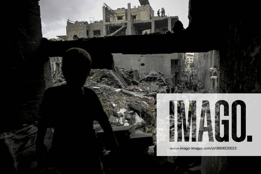 Israeli army continues its attacks on Gaza despite the ceasefire GAZA CITY, PALESTINE - OCTOBER 9: A general view of the destruction as Palestinian civilians and emergency responders search through the debris of damaged residential buildings following an Israeli military airstrike in the Sabra neighborhood, south of Gaza City, Palestine on October 9, 2026. Multiple dead and wounded, including women and children, were reported as rescue teams worked under severe resource shortages to extract survivors from beneath destroyed structures. Saeed M. M. T. Jaras Anadolu Gaza City Gaza. Editorial use only. Please get in touch for any other usage.