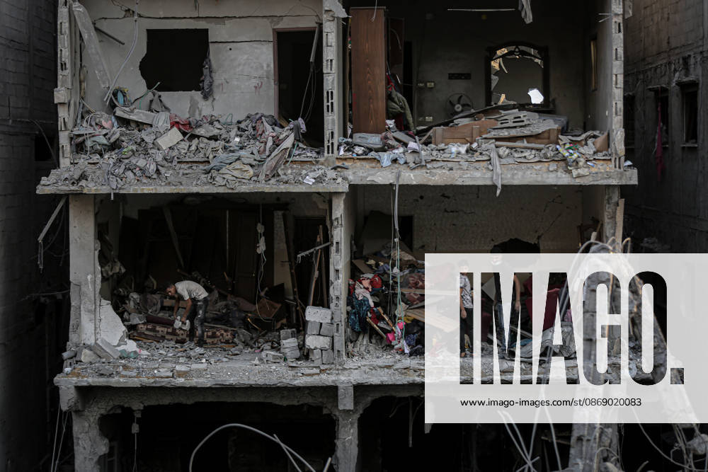 Israeli army continues its attacks on Gaza despite the ceasefire GAZA CITY, PALESTINE - OCTOBER 9: Palestinian civilians and emergency responders search through the debris of damaged residential buildings following an Israeli military airstrike in the Sabra neighborhood, south of Gaza City, Palestine on October 9, 2026. Multiple dead and wounded, including women and children, were reported as rescue teams worked under severe resource shortages to extract survivors from beneath destroyed structures. Saeed M. M. T. Jaras Anadolu Gaza City Gaza. Editorial use only. Please get in touch for any other usage.