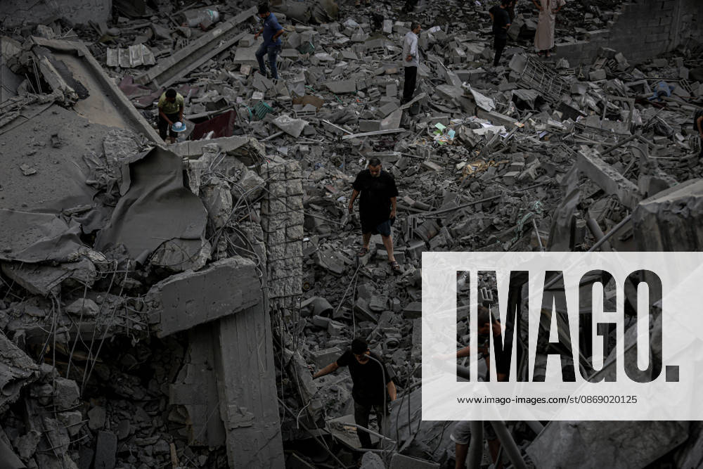 Israeli army continues its attacks on Gaza despite the ceasefire GAZA CITY, PALESTINE - OCTOBER 9: Palestinian civilians and emergency responders search through the debris of damaged residential buildings following an Israeli military airstrike in the Sabra neighborhood, south of Gaza City, Palestine on October 9, 2026. Multiple dead and wounded, including women and children, were reported as rescue teams worked under severe resource shortages to extract survivors from beneath destroyed structures. Saeed M. M. T. Jaras Anadolu Gaza City Gaza. Editorial use only. Please get in touch for any other usage.