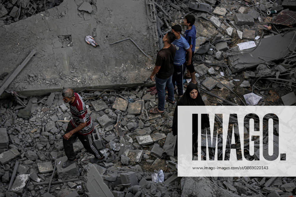 Israeli army continues its attacks on Gaza despite the ceasefire GAZA CITY, PALESTINE - OCTOBER 9: Palestinian civilians and emergency responders search through the debris of damaged residential buildings following an Israeli military airstrike in the Sabra neighborhood, south of Gaza City, Palestine on October 9, 2026. Multiple dead and wounded, including women and children, were reported as rescue teams worked under severe resource shortages to extract survivors from beneath destroyed structures. Saeed M. M. T. Jaras Anadolu Gaza City Gaza. Editorial use only. Please get in touch for any other usage.
