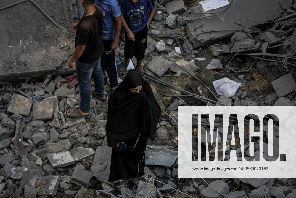 Israeli army continues its attacks on Gaza despite the ceasefire GAZA CITY, PALESTINE - OCTOBER 9: Palestinian civilians and emergency responders search through the debris of damaged residential buildings following an Israeli military airstrike in the Sabra neighborhood, south of Gaza City, Palestine on October 9, 2026. Multiple dead and wounded, including women and children, were reported as rescue teams worked under severe resource shortages to extract survivors from beneath destroyed structures. Saeed M. M. T. Jaras Anadolu Gaza City Gaza. Editorial use only. Please get in touch for any other usage.