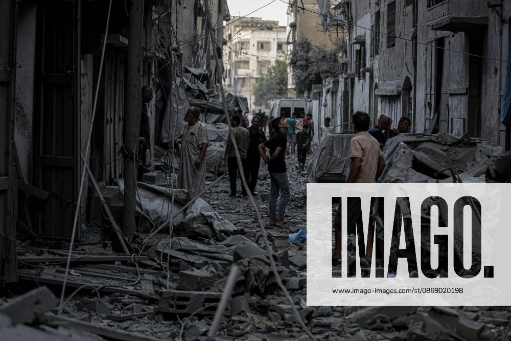 Israeli army continues its attacks on Gaza despite the ceasefire GAZA CITY, PALESTINE - OCTOBER 9: Palestinian civilians and emergency responders search through the debris of damaged residential buildings following an Israeli military airstrike in the Sabra neighborhood, south of Gaza City, Palestine on October 9, 2026. Multiple dead and wounded, including women and children, were reported as rescue teams worked under severe resource shortages to extract survivors from beneath destroyed structures. Saeed M. M. T. Jaras Anadolu Gaza City Gaza. Editorial use only. Please get in touch for any other usage.