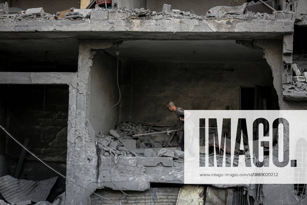 Israeli army continues its attacks on Gaza despite the ceasefire GAZA CITY, PALESTINE - OCTOBER 9: Palestinian civilians and emergency responders search through the debris of damaged residential buildings following an Israeli military airstrike in the Sabra neighborhood, south of Gaza City, Palestine on October 9, 2026. Multiple dead and wounded, including women and children, were reported as rescue teams worked under severe resource shortages to extract survivors from beneath destroyed structures. Saeed M. M. T. Jaras Anadolu Gaza City Gaza. Editorial use only. Please get in touch for any other usage.
