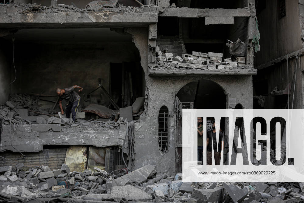 Israeli army continues its attacks on Gaza despite the ceasefire GAZA CITY, PALESTINE - OCTOBER 9: Palestinian civilians and emergency responders search through the debris of damaged residential buildings following an Israeli military airstrike in the Sabra neighborhood, south of Gaza City, Palestine on October 9, 2026. Multiple dead and wounded, including women and children, were reported as rescue teams worked under severe resource shortages to extract survivors from beneath destroyed structures. Saeed M. M. T. Jaras Anadolu Gaza City Gaza. Editorial use only. Please get in touch for any other usage.