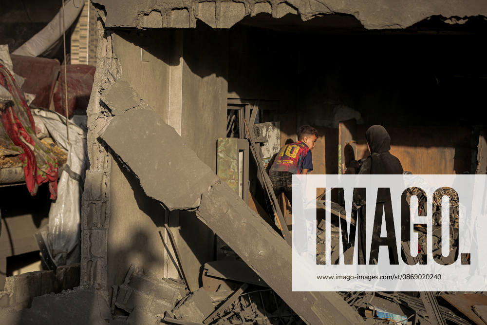 Israeli army continues its attacks on Gaza despite the ceasefire GAZA CITY, PALESTINE - OCTOBER 9: Palestinian civilians and emergency responders search through the debris of damaged residential buildings following an Israeli military airstrike in the Sabra neighborhood, south of Gaza City, Palestine on October 9, 2026. Multiple dead and wounded, including women and children, were reported as rescue teams worked under severe resource shortages to extract survivors from beneath destroyed structures. Saeed M. M. T. Jaras Anadolu Gaza City Gaza. Editorial use only. Please get in touch for any other usage.