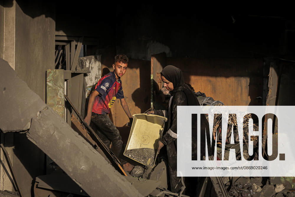 Israeli army continues its attacks on Gaza despite the ceasefire GAZA CITY, PALESTINE - OCTOBER 9: Palestinian civilians and emergency responders search through the debris of damaged residential buildings following an Israeli military airstrike in the Sabra neighborhood, south of Gaza City, Palestine on October 9, 2026. Multiple dead and wounded, including women and children, were reported as rescue teams worked under severe resource shortages to extract survivors from beneath destroyed structures. Saeed M. M. T. Jaras Anadolu Gaza City Gaza. Editorial use only. Please get in touch for any other usage.