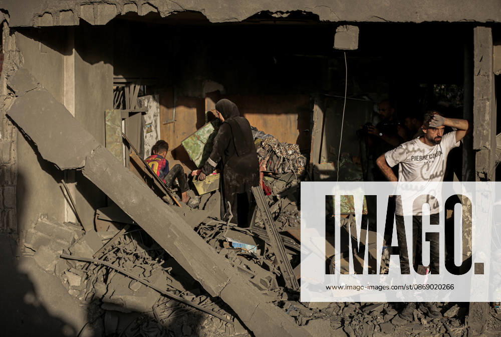 Israeli army continues its attacks on Gaza despite the ceasefire GAZA CITY, PALESTINE - OCTOBER 9: Palestinian civilians and emergency responders search through the debris of damaged residential buildings following an Israeli military airstrike in the Sabra neighborhood, south of Gaza City, Palestine on October 9, 2026. Multiple dead and wounded, including women and children, were reported as rescue teams worked under severe resource shortages to extract survivors from beneath destroyed structures. Saeed M. M. T. Jaras Anadolu Gaza City Gaza. Editorial use only. Please get in touch for any other usage.