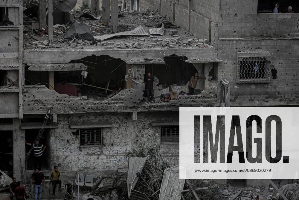 Israeli army continues its attacks on Gaza despite the ceasefire GAZA CITY, PALESTINE - OCTOBER 9: Palestinian civilians and emergency responders search through the debris of damaged residential buildings following an Israeli military airstrike in the Sabra neighborhood, south of Gaza City, Palestine on October 9, 2026. Multiple dead and wounded, including women and children, were reported as rescue teams worked under severe resource shortages to extract survivors from beneath destroyed structures. Saeed M. M. T. Jaras Anadolu Gaza City Gaza. Editorial use only. Please get in touch for any other usage.