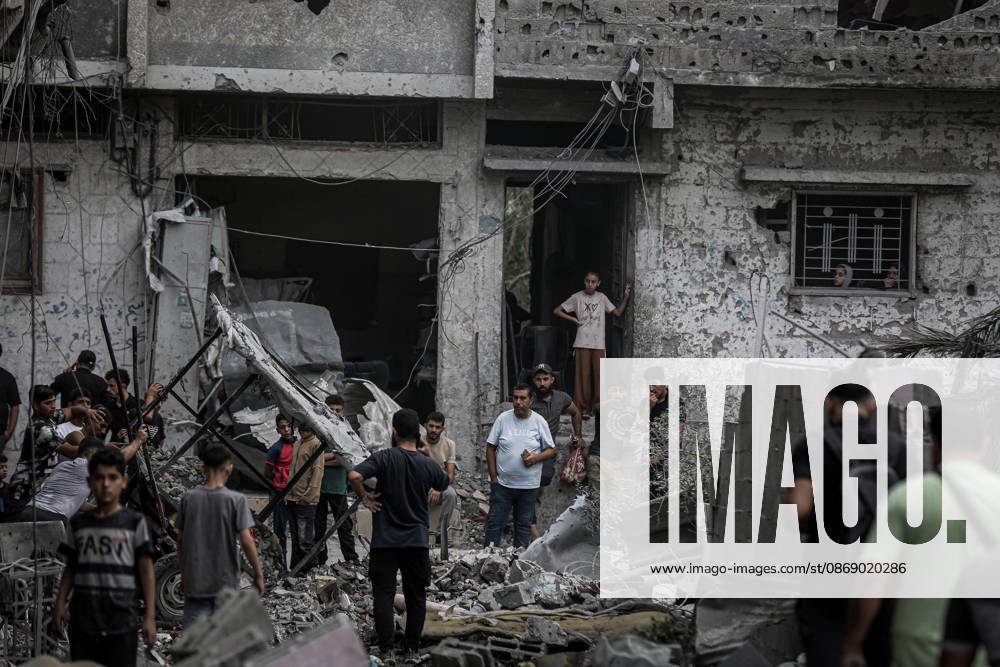 Israeli army continues its attacks on Gaza despite the ceasefire GAZA CITY, PALESTINE - OCTOBER 9: Palestinian civilians and emergency responders search through the debris of damaged residential buildings following an Israeli military airstrike in the Sabra neighborhood, south of Gaza City, Palestine on October 9, 2026. Multiple dead and wounded, including women and children, were reported as rescue teams worked under severe resource shortages to extract survivors from beneath destroyed structures. Saeed M. M. T. Jaras Anadolu Gaza City Gaza. Editorial use only. Please get in touch for any other usage.