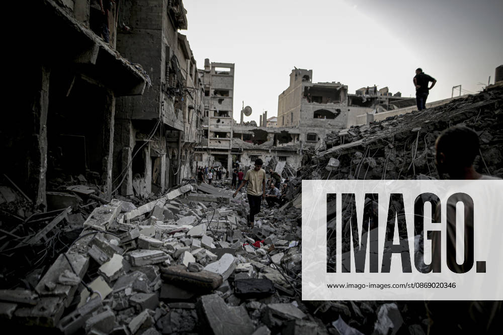 Israeli army continues its attacks on Gaza despite the ceasefire GAZA CITY, PALESTINE - OCTOBER 9: Palestinian civilians and emergency responders search through the debris of damaged residential buildings following an Israeli military airstrike in the Sabra neighborhood, south of Gaza City, Palestine on October 9, 2026. Multiple dead and wounded, including women and children, were reported as rescue teams worked under severe resource shortages to extract survivors from beneath destroyed structures. Saeed M. M. T. Jaras Anadolu Gaza City Gaza. Editorial use only. Please get in touch for any other usage.