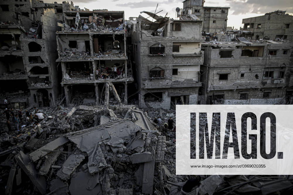 Israeli army continues its attacks on Gaza despite the ceasefire GAZA CITY, PALESTINE - OCTOBER 9: A general view of the destruction as Palestinian civilians and emergency responders search through the debris of damaged residential buildings following an Israeli military airstrike in the Sabra neighborhood, south of Gaza City, Palestine on October 9, 2026. Multiple dead and wounded, including women and children, were reported as rescue teams worked under severe resource shortages to extract survivors from beneath destroyed structures. Saeed M. M. T. Jaras Anadolu Gaza City Gaza. Editorial use only. Please get in touch for any other usage.