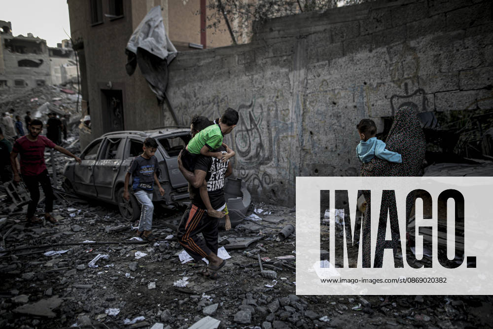 Israeli army continues its attacks on Gaza despite the ceasefire GAZA CITY, PALESTINE - OCTOBER 9: Palestinian civilians and emergency responders search through the debris of damaged residential buildings following an Israeli military airstrike in the Sabra neighborhood, south of Gaza City, Palestine on October 9, 2026. Multiple dead and wounded, including women and children, were reported as rescue teams worked under severe resource shortages to extract survivors from beneath destroyed structures. Saeed M. M. T. Jaras Anadolu Gaza City Gaza. Editorial use only. Please get in touch for any other usage.