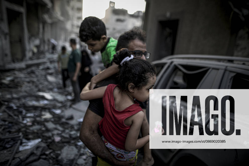 Israeli army continues its attacks on Gaza despite the ceasefire GAZA CITY, PALESTINE - OCTOBER 9: Palestinian civilians and emergency responders search through the debris of damaged residential buildings following an Israeli military airstrike in the Sabra neighborhood, south of Gaza City, Palestine on October 9, 2026. Multiple dead and wounded, including women and children, were reported as rescue teams worked under severe resource shortages to extract survivors from beneath destroyed structures. Saeed M. M. T. Jaras Anadolu Gaza City Gaza. Editorial use only. Please get in touch for any other usage.
