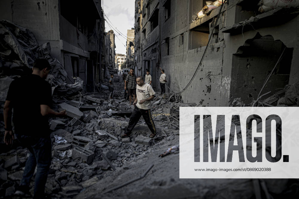 Israeli army continues its attacks on Gaza despite the ceasefire GAZA CITY, PALESTINE - OCTOBER 9: Palestinian civilians and emergency responders search through the debris of damaged residential buildings following an Israeli military airstrike in the Sabra neighborhood, south of Gaza City, Palestine on October 9, 2026. Multiple dead and wounded, including women and children, were reported as rescue teams worked under severe resource shortages to extract survivors from beneath destroyed structures. Saeed M. M. T. Jaras Anadolu Gaza City Gaza. Editorial use only. Please get in touch for any other usage.