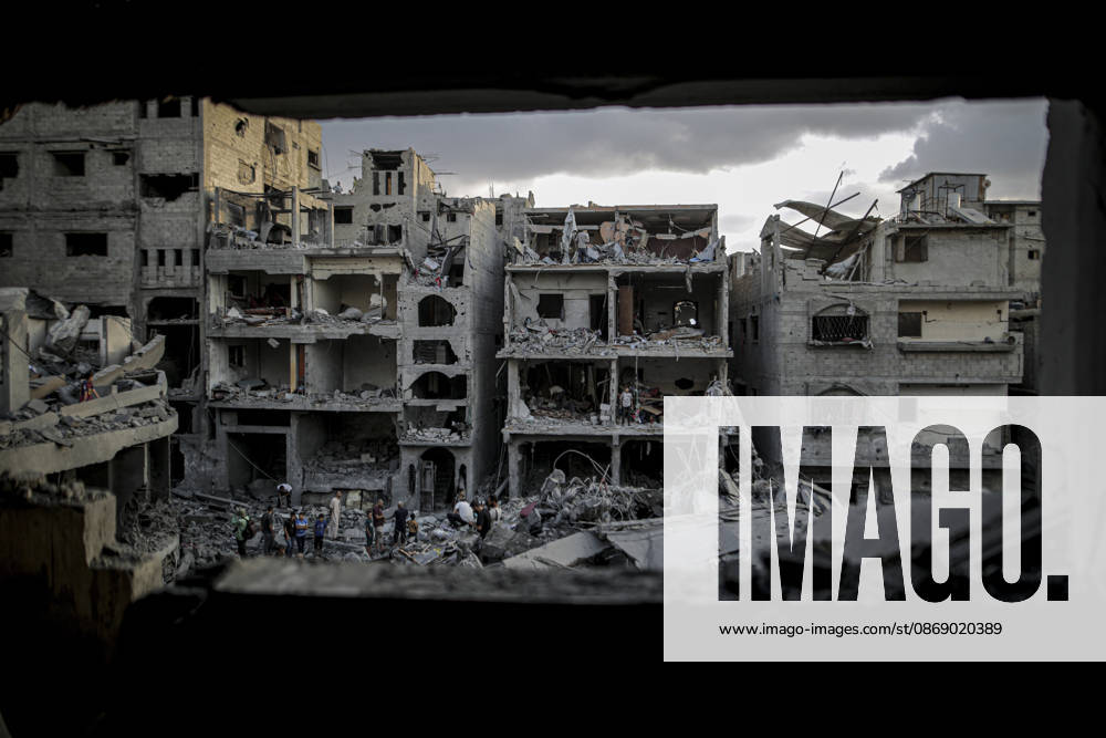 Israeli army continues its attacks on Gaza despite the ceasefire GAZA CITY, PALESTINE - OCTOBER 9: A general view of the destruction as Palestinian civilians and emergency responders search through the debris of damaged residential buildings following an Israeli military airstrike in the Sabra neighborhood, south of Gaza City, Palestine on October 9, 2026. Multiple dead and wounded, including women and children, were reported as rescue teams worked under severe resource shortages to extract survivors from beneath destroyed structures. Saeed M. M. T. Jaras Anadolu Gaza City Gaza. Editorial use only. Please get in touch for any other usage.