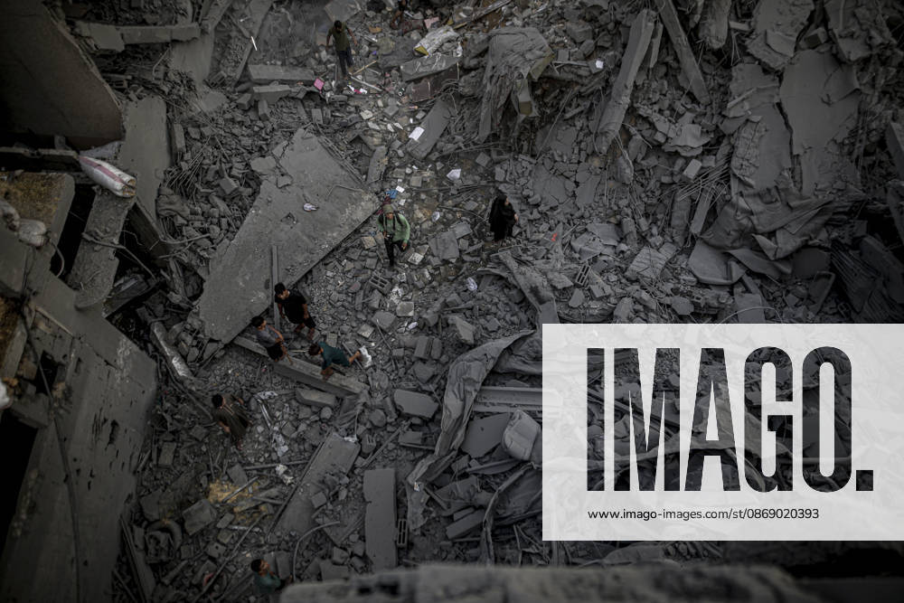 Israeli army continues its attacks on Gaza despite the ceasefire GAZA CITY, PALESTINE - OCTOBER 9: A general view of the destruction as Palestinian civilians and emergency responders search through the debris of damaged residential buildings following an Israeli military airstrike in the Sabra neighborhood, south of Gaza City, Palestine on October 9, 2026. Multiple dead and wounded, including women and children, were reported as rescue teams worked under severe resource shortages to extract survivors from beneath destroyed structures. Saeed M. M. T. Jaras Anadolu Gaza City Gaza. Editorial use only. Please get in touch for any other usage.