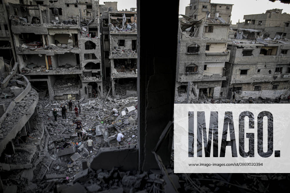 Israeli army continues its attacks on Gaza despite the ceasefire GAZA CITY, PALESTINE - OCTOBER 9: A general view of the destruction as Palestinian civilians and emergency responders search through the debris of damaged residential buildings following an Israeli military airstrike in the Sabra neighborhood, south of Gaza City, Palestine on October 9, 2026. Multiple dead and wounded, including women and children, were reported as rescue teams worked under severe resource shortages to extract survivors from beneath destroyed structures. Saeed M. M. T. Jaras Anadolu Gaza City Gaza. Editorial use only. Please get in touch for any other usage.