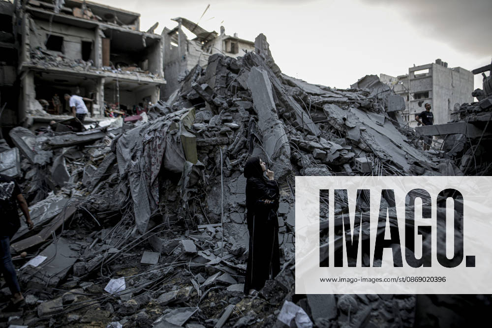 Israeli army continues its attacks on Gaza despite the ceasefire GAZA CITY, PALESTINE - OCTOBER 9: Palestinian civilians and emergency responders search through the debris of damaged residential buildings following an Israeli military airstrike in the Sabra neighborhood, south of Gaza City, Palestine on October 9, 2026. Multiple dead and wounded, including women and children, were reported as rescue teams worked under severe resource shortages to extract survivors from beneath destroyed structures. Saeed M. M. T. Jaras Anadolu Gaza City Gaza. Editorial use only. Please get in touch for any other usage.