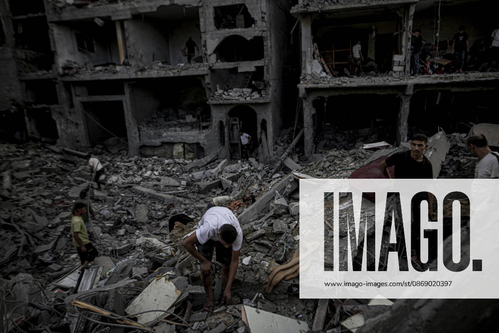 Israeli army continues its attacks on Gaza despite the ceasefire GAZA CITY, PALESTINE - OCTOBER 9: Palestinian civilians and emergency responders search through the debris of damaged residential buildings following an Israeli military airstrike in the Sabra neighborhood, south of Gaza City, Palestine on October 9, 2026. Multiple dead and wounded, including women and children, were reported as rescue teams worked under severe resource shortages to extract survivors from beneath destroyed structures. Saeed M. M. T. Jaras Anadolu Gaza City Gaza. Editorial use only. Please get in touch for any other usage.