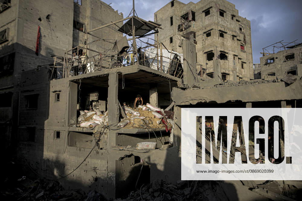 Israeli army continues its attacks on Gaza despite the ceasefire GAZA CITY, PALESTINE - OCTOBER 9: A general view of the destruction as Palestinian civilians and emergency responders search through the debris of damaged residential buildings following an Israeli military airstrike in the Sabra neighborhood, south of Gaza City, Palestine on October 9, 2026. Multiple dead and wounded, including women and children, were reported as rescue teams worked under severe resource shortages to extract survivors from beneath destroyed structures. Saeed M. M. T. Jaras Anadolu Gaza City Gaza. Editorial use only. Please get in touch for any other usage.