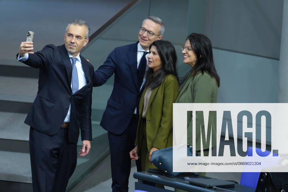 Deutscher Bundestag, 100. Plenarsitzung Mitglieder und Staatssekretaere des deutschen Bundestages machen ein Selfie mit Minister Dr. Karsten Wildberger (Bundesminister Digitales und Staatsmodernisierung) im Plenum bei der 100. Sitzung des Deutschen Bundestages, Berlin, 09.10.2026 Berlin Berlin Deutschland