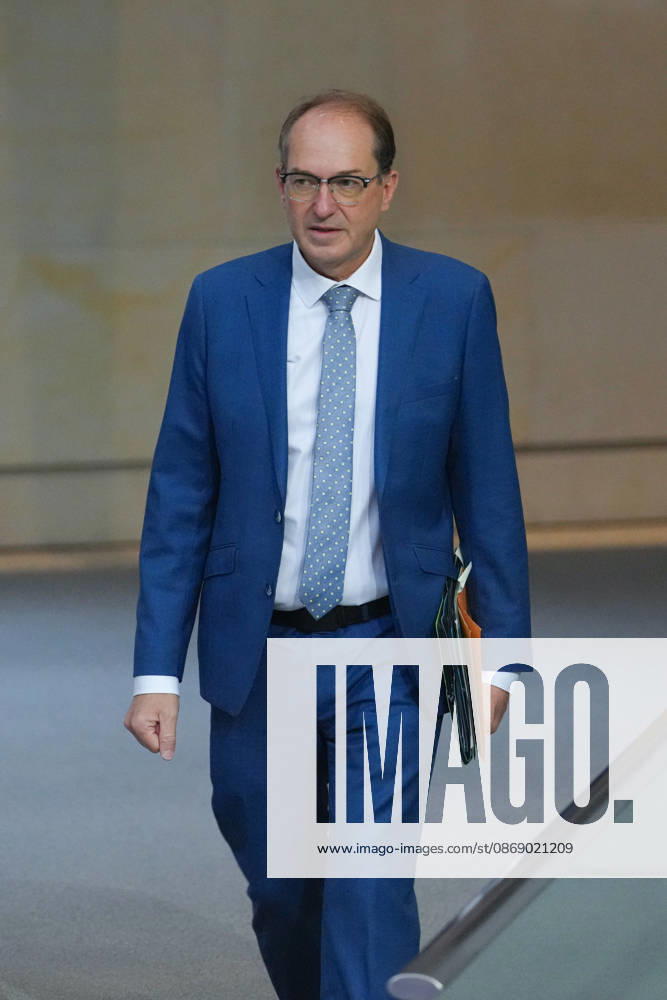 Deutscher Bundestag, 100. Plenarsitzung Alexander Dobrindt, Bundesminister des Innern laeuft mit dynamischer Mimik durch das Plenum zur Regierungsbank bei der 100. Sitzung des Deutschen Bundestag in Berlin, 09.10.2026 Berlin Berlin Deutschland