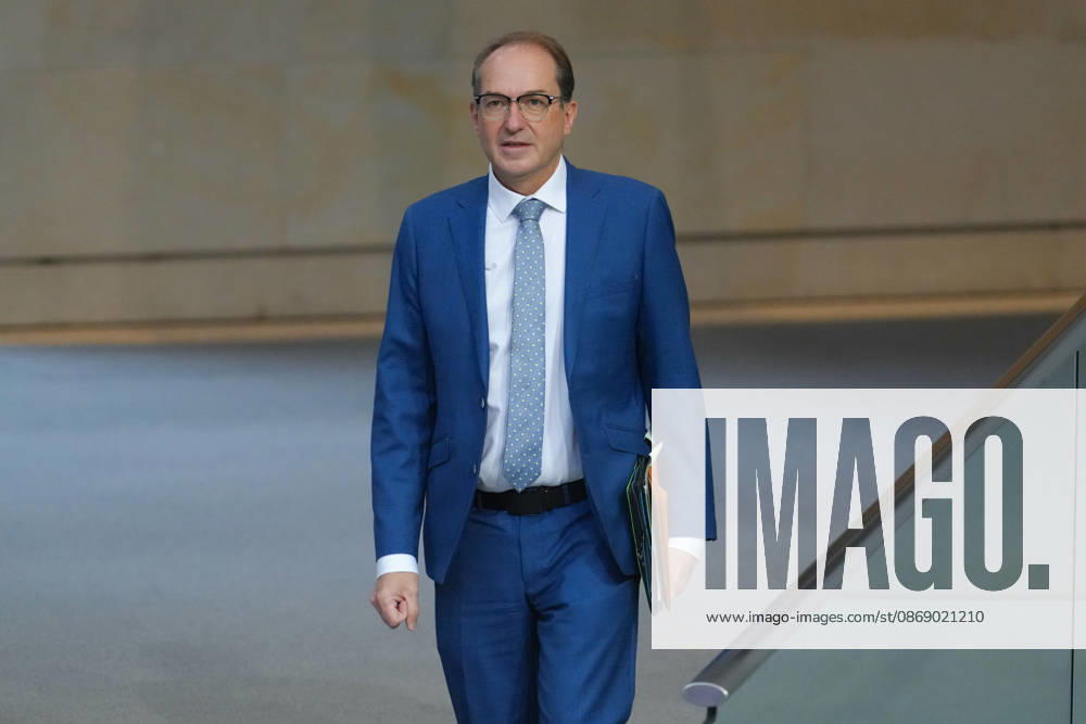 Deutscher Bundestag, 100. Plenarsitzung Alexander Dobrindt, Bundesminister des Innern laeuft mit dynamischer Mimik durch das Plenum zur Regierungsbank bei der 100. Sitzung des Deutschen Bundestag in Berlin, 09.10.2026 Berlin Berlin Deutschland