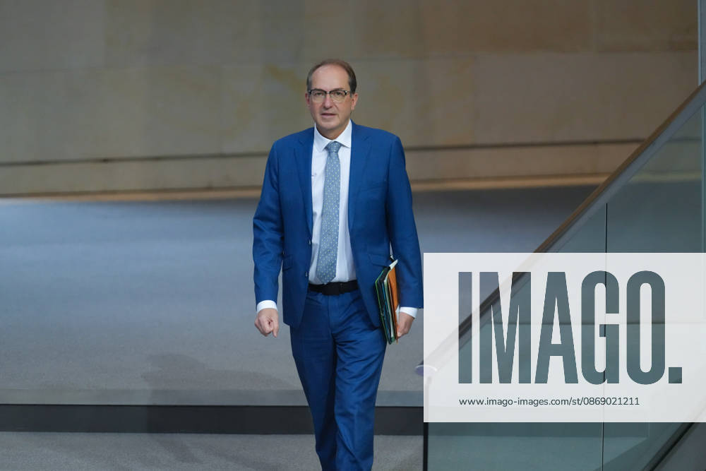Deutscher Bundestag, 100. Plenarsitzung Alexander Dobrindt, Bundesminister des Innern laeuft durch das Plenum zur Regierungsbank bei der 100. Sitzung des Deutschen Bundestag in Berlin, 09.10.2026 Berlin Berlin Deutschland