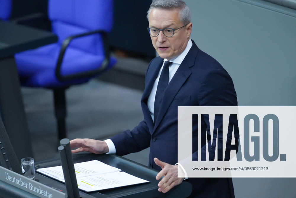 Deutscher Bundestag, 100. Plenarsitzung Dr. Karsten Wildberger, Bundesminister fuer Digitalisierung und Staatsmodernisierung im Portrait bei seiner Rede zur Aenderung des Telekommunikationsgesetz bei der 100. Sitzung des Deutschen Bundestag in Berlin, 09.10.2026 Berlin Berlin Deutschland