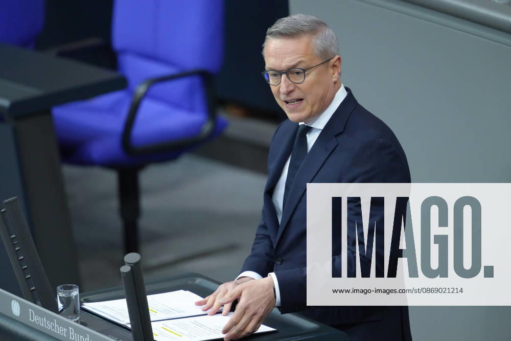 Deutscher Bundestag, 100. Plenarsitzung Dr. Karsten Wildberger, Bundesminister fuer Digitalisierung und Staatsmodernisierung im Portrait bei seiner Rede zur Aenderung des Telekommunikationsgesetz bei der 100. Sitzung des Deutschen Bundestag in Berlin, 09.10.2026 Berlin Berlin Deutschland