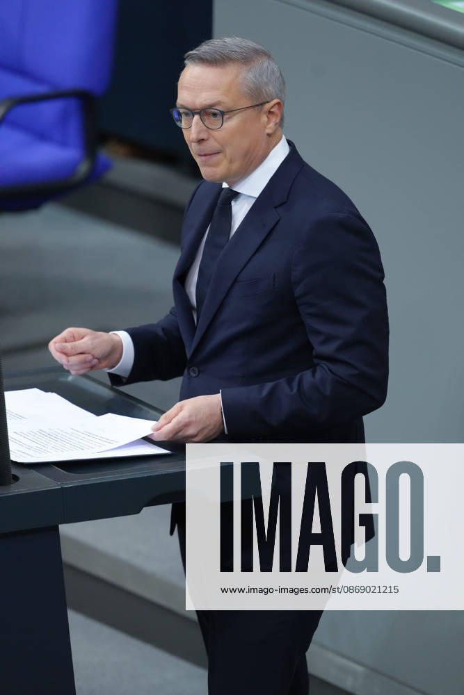 Deutscher Bundestag, 100. Plenarsitzung Dr. Karsten Wildberger, Bundesminister fuer Digitalisierung und Staatsmodernisierung im Portrait bei seiner Rede zur Aenderung des Telekommunikationsgesetz bei der 100. Sitzung des Deutschen Bundestag in Berlin, 09.10.2026 Berlin Berlin Deutschland