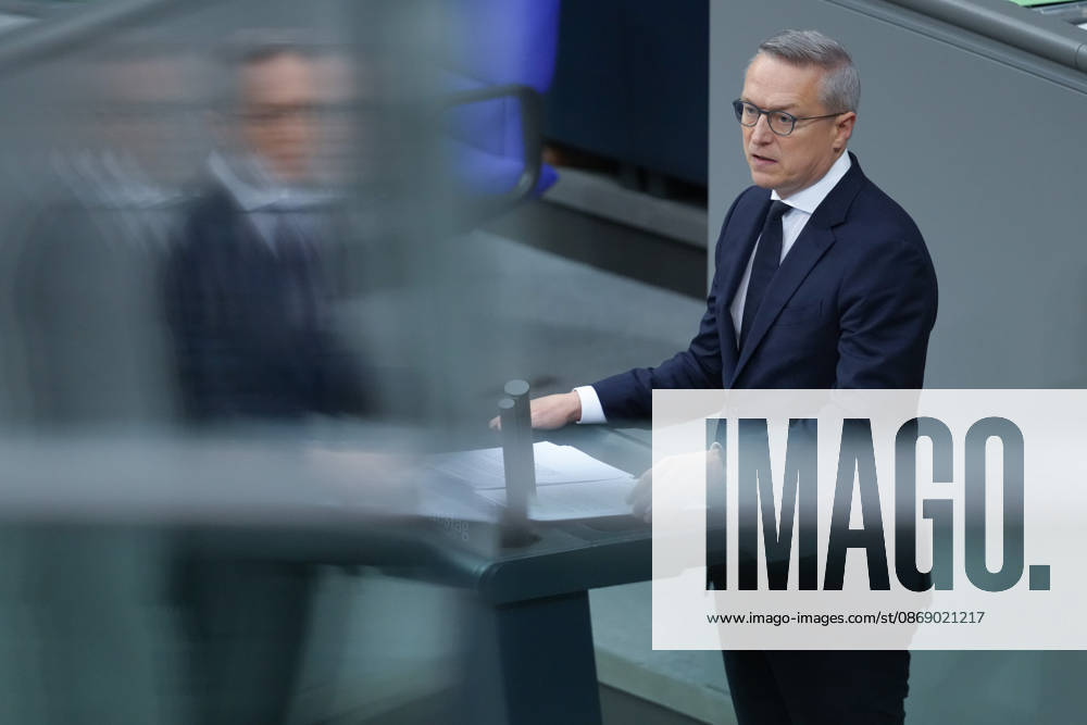 Deutscher Bundestag, 100. Plenarsitzung Dr. Karsten Wildberger, Bundesminister fuer Digitalisierung und Staatsmodernisierung im Portrait bei seiner Rede zur Aenderung des Telekommunikationsgesetz bei der 100. Sitzung des Deutschen Bundestag in Berlin, 09.10.2026 Berlin Berlin Deutschland