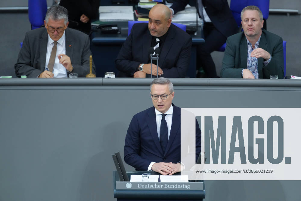 Deutscher Bundestag, 100. Plenarsitzung Dr. Karsten Wildberger, Bundesminister fuer Digitalisierung und Staatsmodernisierung im Portrait bei seiner Rede zur Aenderung des Telekommunikationsgesetz bei der 100. Sitzung des Deutschen Bundestag in Berlin, 09.10.2026 Berlin Berlin Deutschland