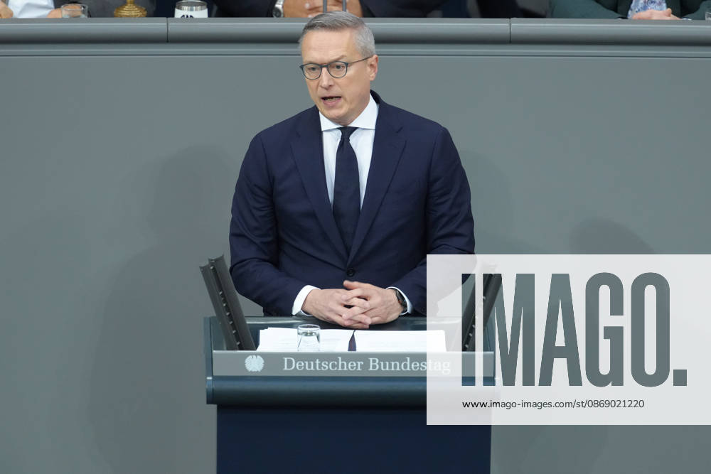 Deutscher Bundestag, 100. Plenarsitzung Dr. Karsten Wildberger, Bundesminister fuer Digitalisierung und Staatsmodernisierung bei seiner Rede zur Aenderung des Telekommunikationsgesetz bei der 100. Sitzung des Deutschen Bundestag in Berlin, 09.10.2026 Berlin Berlin Deutschland