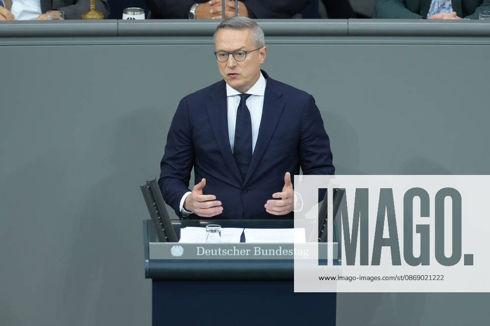 Deutscher Bundestag, 100. Plenarsitzung Dr. Karsten Wildberger, Bundesminister fuer Digitalisierung und Staatsmodernisierung mit Gestik bei seiner Rede zur Aenderung des Telekommunikationsgesetz bei der 100. Sitzung des Deutschen Bundestag in Berlin, 09.10.2026 Berlin Berlin Deutschland