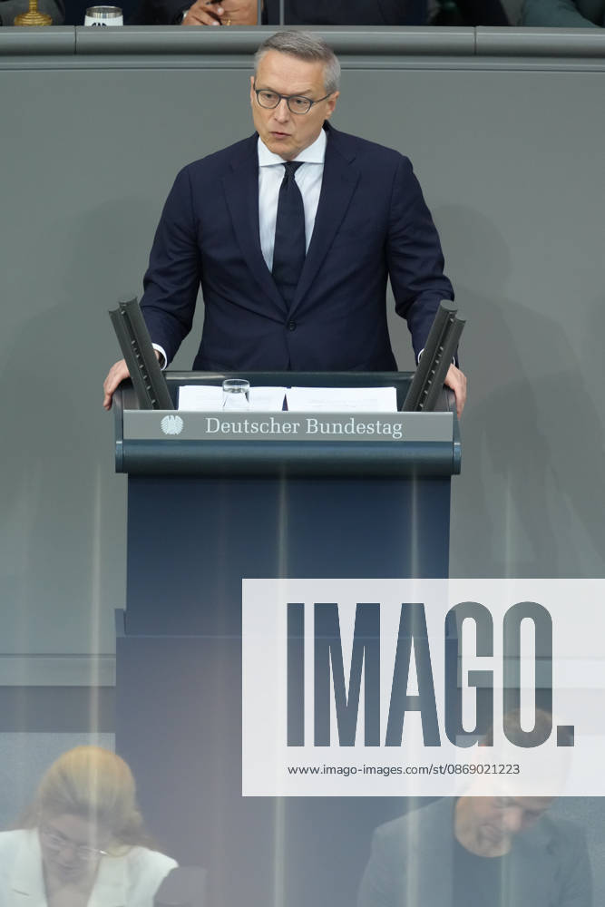 Deutscher Bundestag, 100. Plenarsitzung Dr. Karsten Wildberger, Bundesminister fuer Digitalisierung und Staatsmodernisierung im Portrait bei seiner Rede zur Aenderung des Telekommunikationsgesetz bei der 100. Sitzung des Deutschen Bundestag in Berlin, 09.10.2026 Berlin Berlin Deutschland