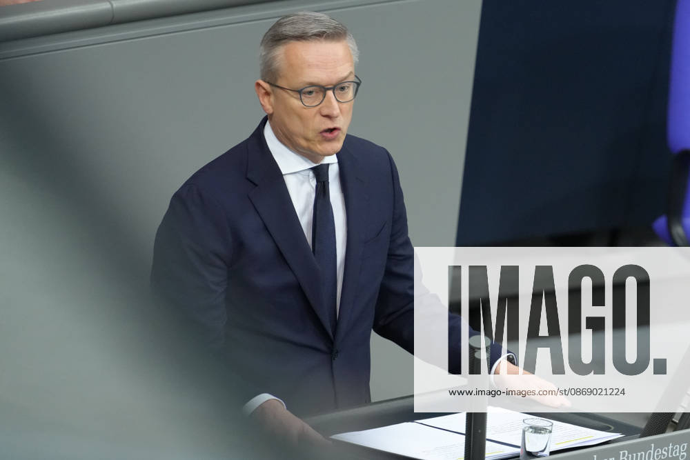 Deutscher Bundestag, 100. Plenarsitzung Dr. Karsten Wildberger, Bundesminister fuer Digitalisierung und Staatsmodernisierung im Portrait bei seiner Rede zur Aenderung des Telekommunikationsgesetz bei der 100. Sitzung des Deutschen Bundestag in Berlin, 09.10.2026 Berlin Berlin Deutschland