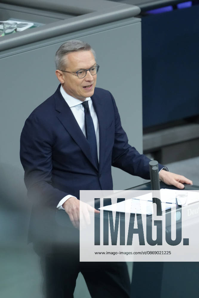 Deutscher Bundestag, 100. Plenarsitzung Dr. Karsten Wildberger, Bundesminister fuer Digitalisierung und Staatsmodernisierung im Portrait bei seiner Rede zur Aenderung des Telekommunikationsgesetz bei der 100. Sitzung des Deutschen Bundestag in Berlin, 09.10.2026 Berlin Berlin Deutschland