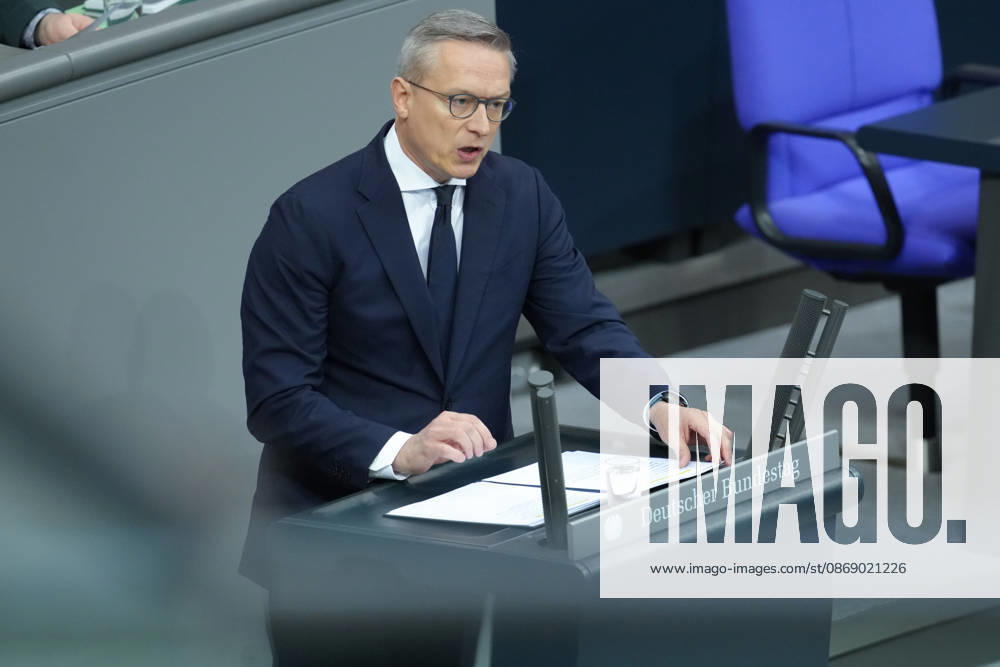 Deutscher Bundestag, 100. Plenarsitzung Dr. Karsten Wildberger, Bundesminister fuer Digitalisierung und Staatsmodernisierung bei seiner Rede zur Aenderung des Telekommunikationsgesetz bei der 100. Sitzung des Deutschen Bundestag in Berlin, 09.10.2026 Berlin Berlin Deutschland