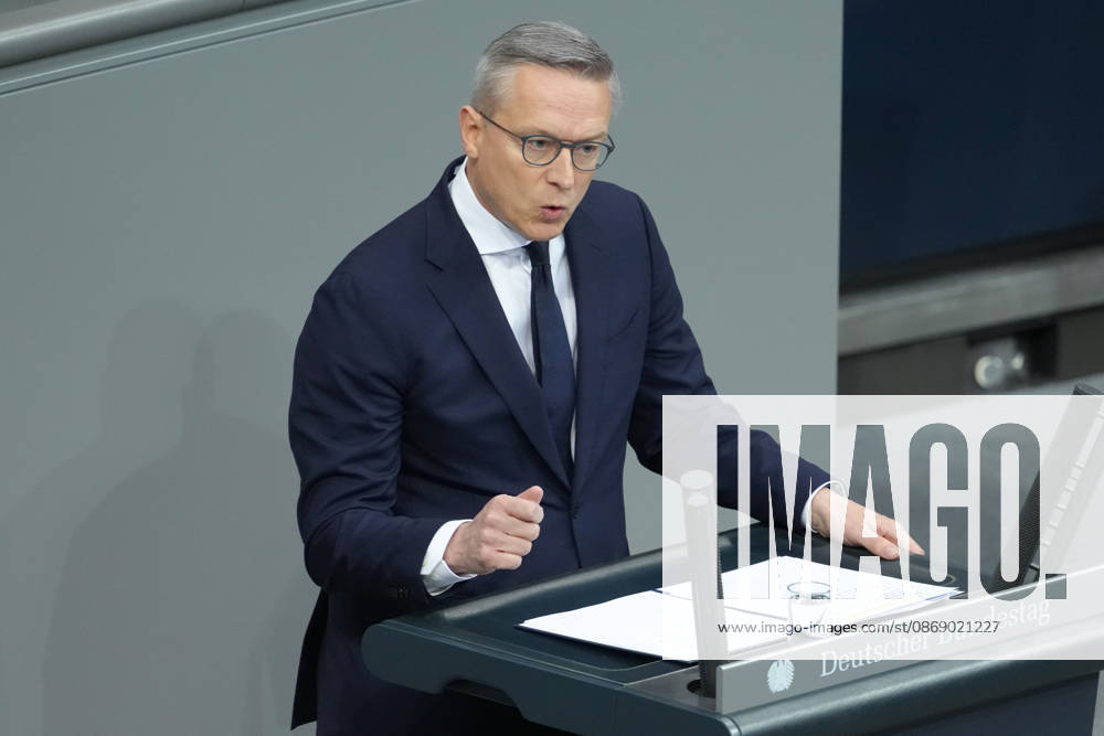 Deutscher Bundestag, 100. Plenarsitzung Dr. Karsten Wildberger, Bundesminister fuer Digitalisierung und Staatsmodernisierung im Portrait mit Gestik;bei seiner Rede zur Aenderung des Telekommunikationsgesetz bei der 100. Sitzung des Deutschen Bundestag in Berlin, 09.10.2026 Berlin Berlin Deutschland