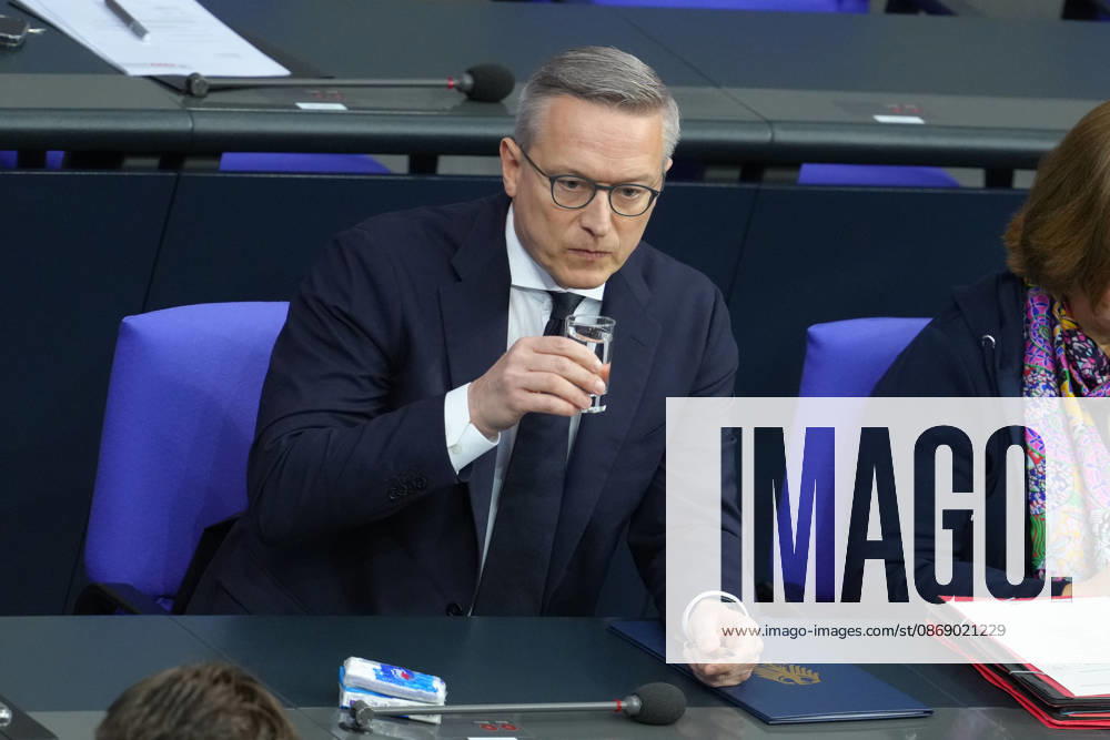Deutscher Bundestag, 100. Plenarsitzung Dr. Karsten Wildberger, Bundesminister fuer Digitalisierung und Staatsmodernisierung trinkt ein Glas Wasser auf der Regierungsbank bei der 100. Sitzung des Deutschen Bundestag in Berlin, 09.10.2026 Berlin Berlin Deutschland