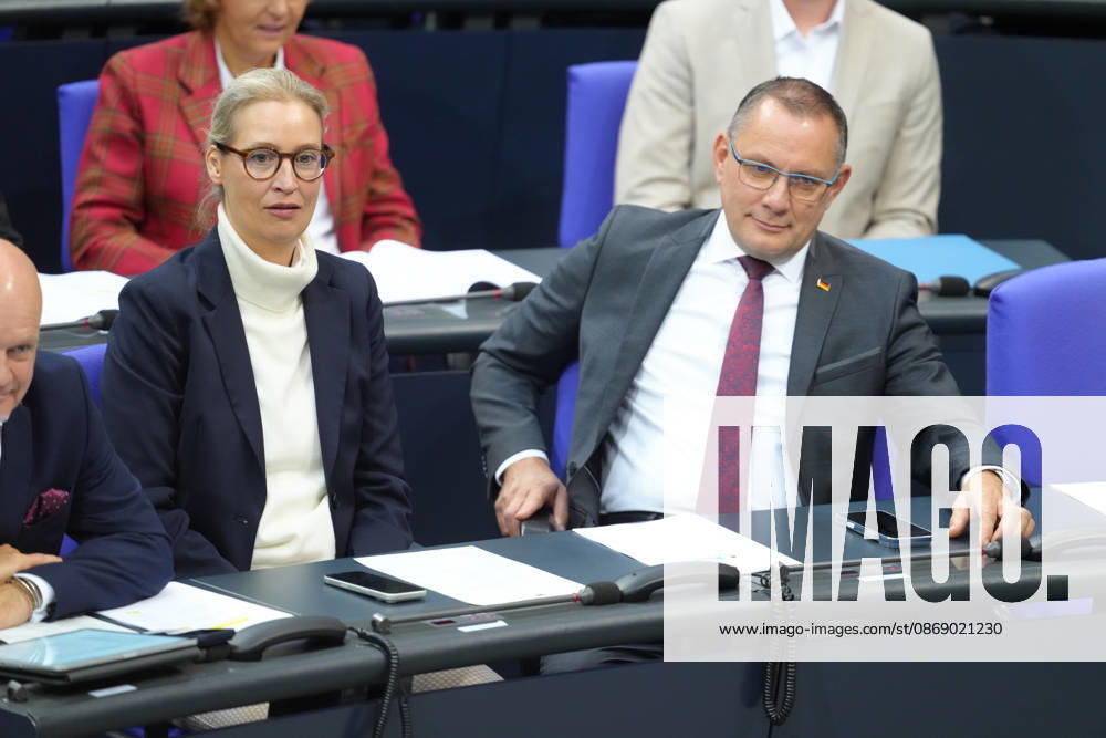 Deutscher Bundestag, 100. Plenarsitzung Die AfD Vorsitzenden Alice Weidel (AfD) und Tino Chrupalla (AfD) auf ihrem Platz im Plenum bei der 100. Sitzung des Deutschen Bundestag in Berlin, 09.10.2026 Berlin Berlin Deutschland