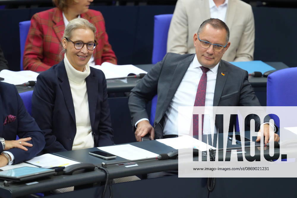 Deutscher Bundestag, 100. Plenarsitzung Die AfD Vorsitzenden Alice Weidel (AfD) und Tino Chrupalla (AfD) auf ihrem Platz im Plenum bei der 100. Sitzung des Deutschen Bundestag in Berlin, 09.10.2026 Berlin Berlin Deutschland